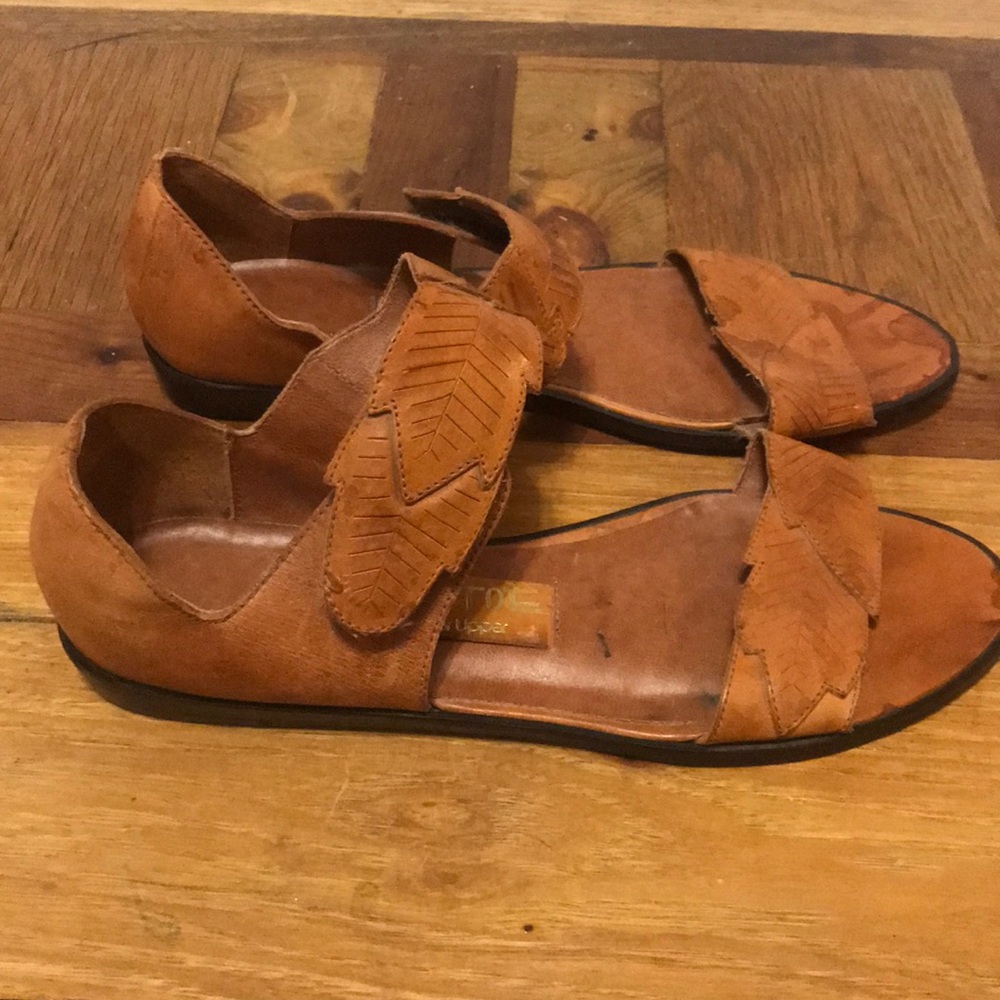 Vintage tan leather leaf strap sandals